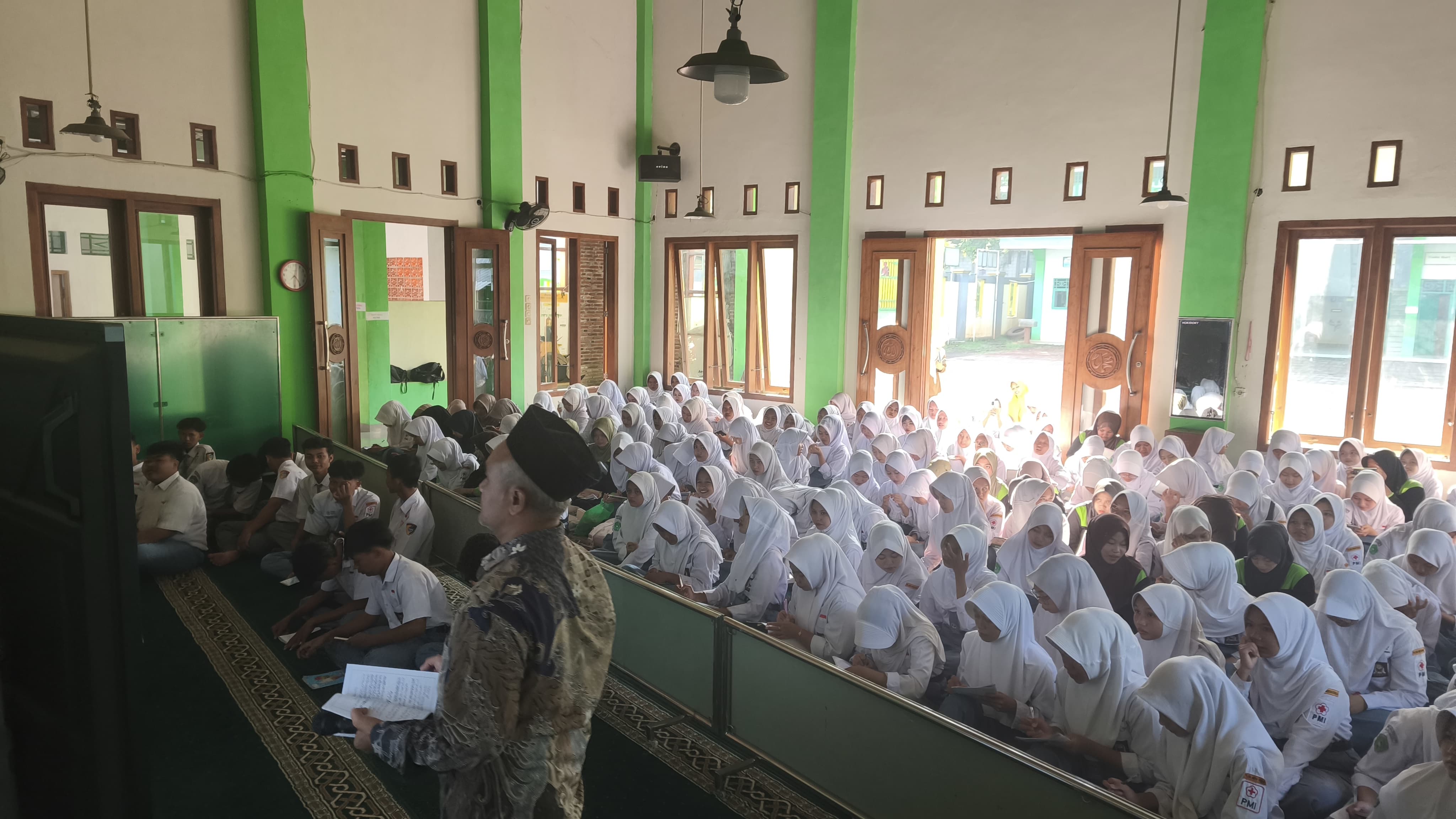 Kegiatan Ngaji Kitab Kuning Warnai Pagi di SMK Bardan Wasalaman