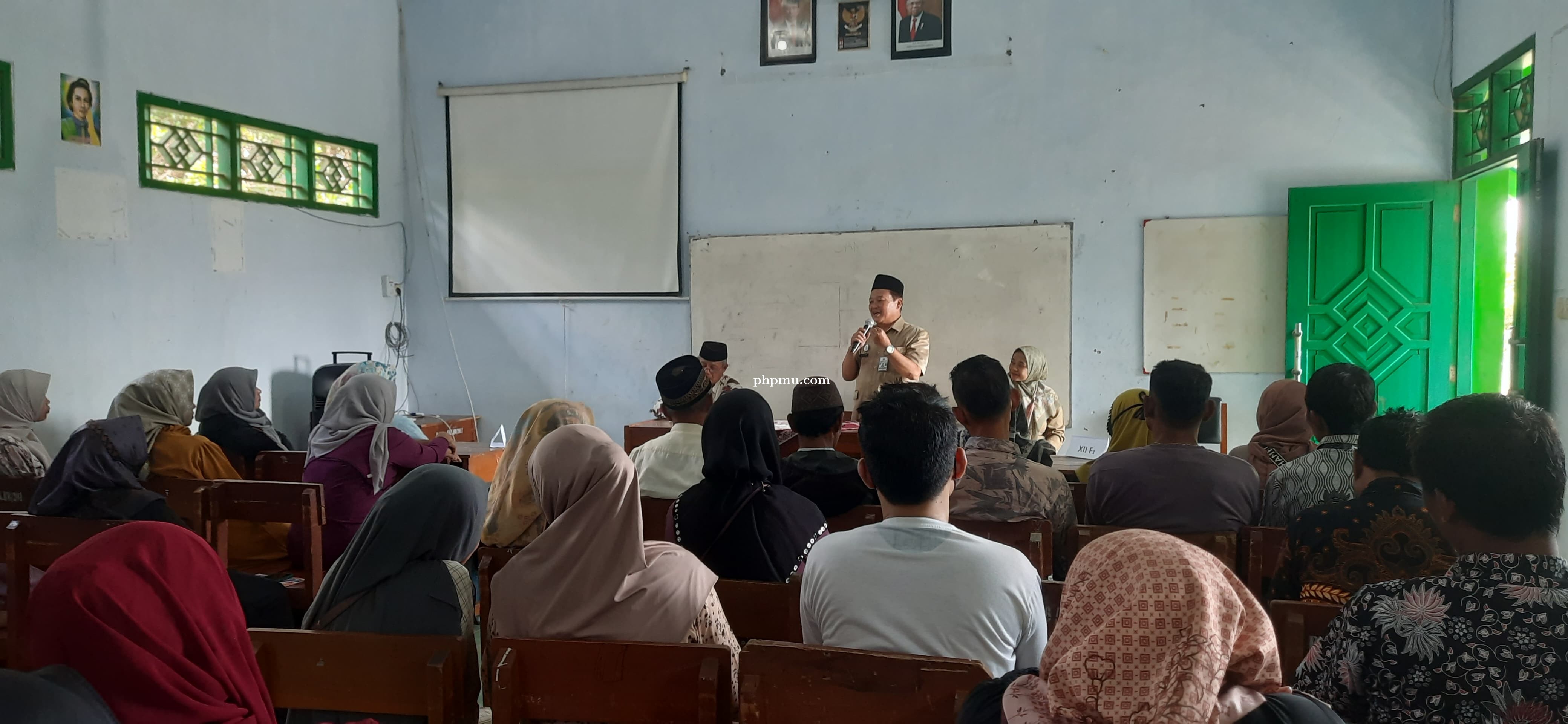 SEMARAK kelas XII menanti pengumuman surat kelulusan