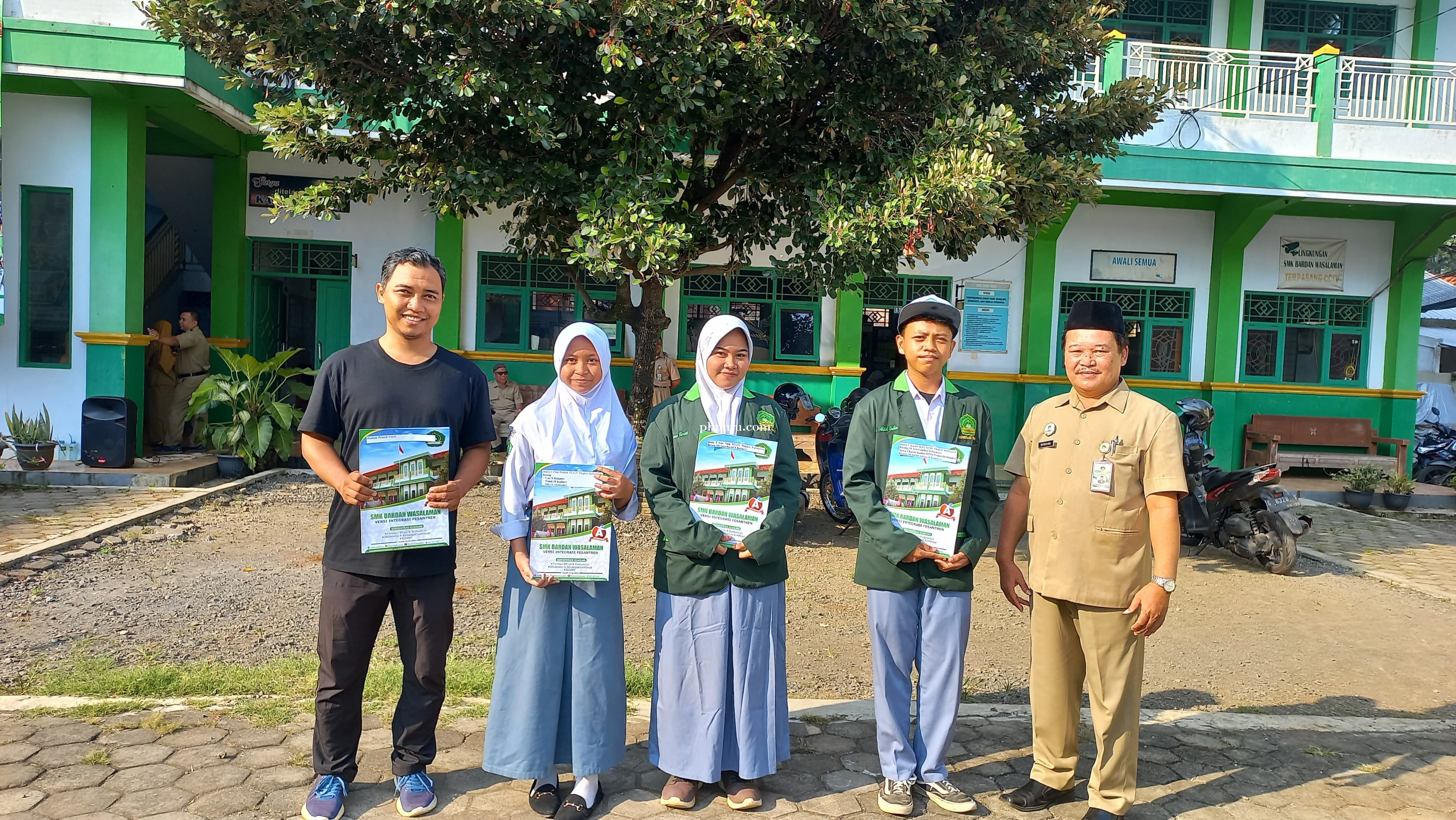 Penyerahan penghargaan juara lomba O2sn & FLS2N SMK Bardan Wasalaman