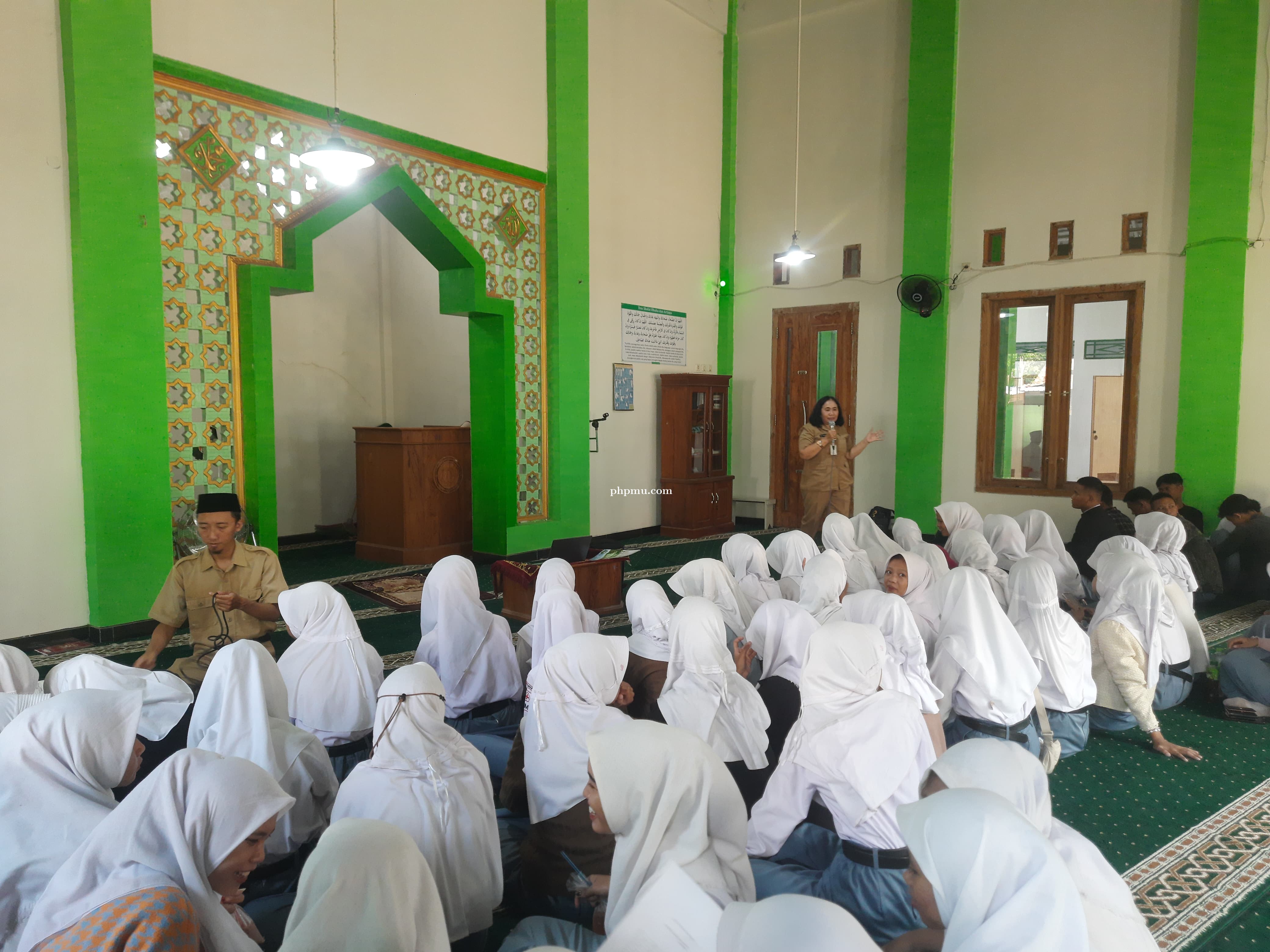 Sosialisasi Kerja Dalam Rangka Mempersiapkan Siswa/i Menghadapi Dunia Kerja