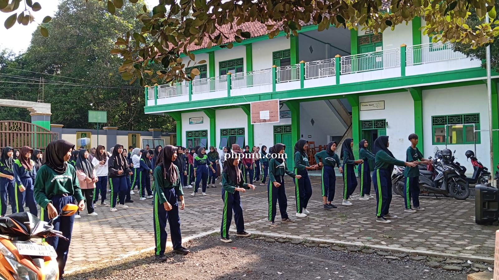 Kegiatan senam pagi dilapangan SMK Bardan Wasalaman